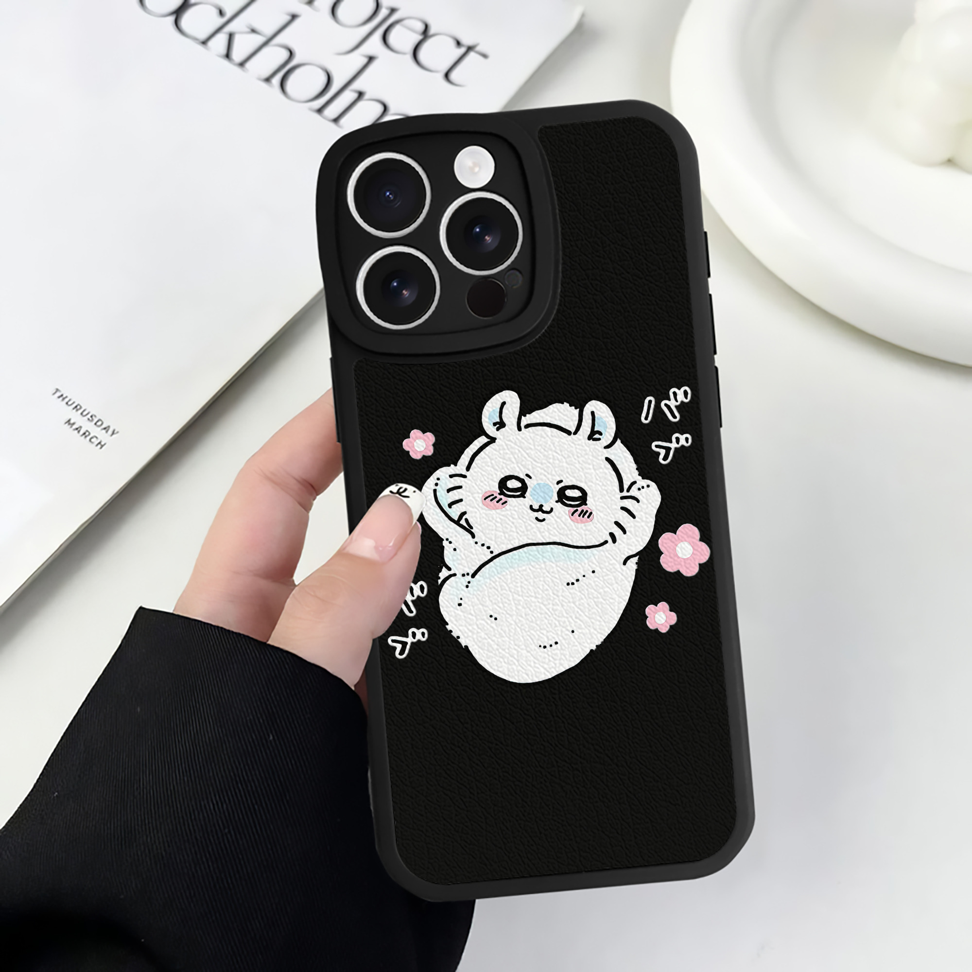 （画像用） ちいかわ モモンガ Chii-kawa Momonga 【iPhone 16シリーズ対応】シリコンスマホケース（レザー調） 材質：シリコン